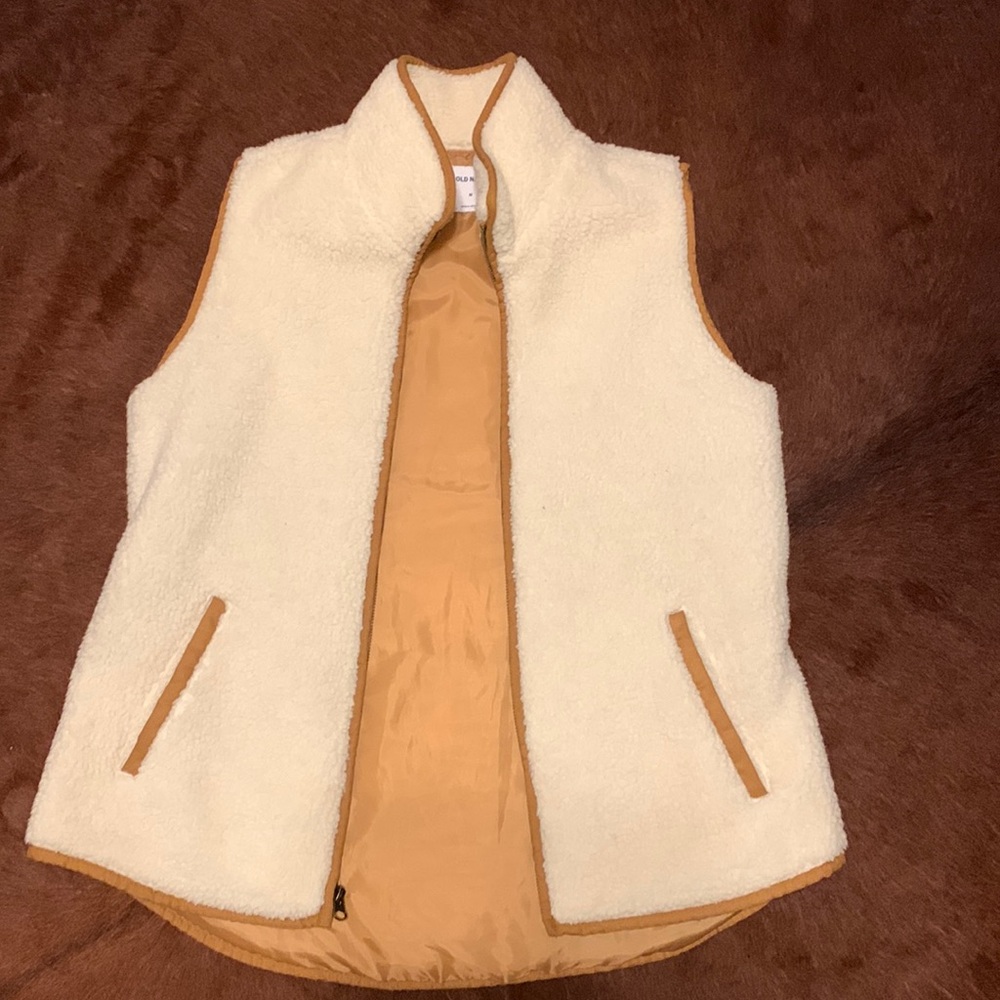 Old Navy off white Sherpa vest with camel colored accents. Size M.